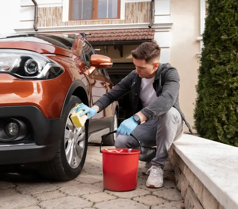 Lavage auto à domicile Saint-Onen-la-Chapelle : professionnel intervenant sur un véhicule